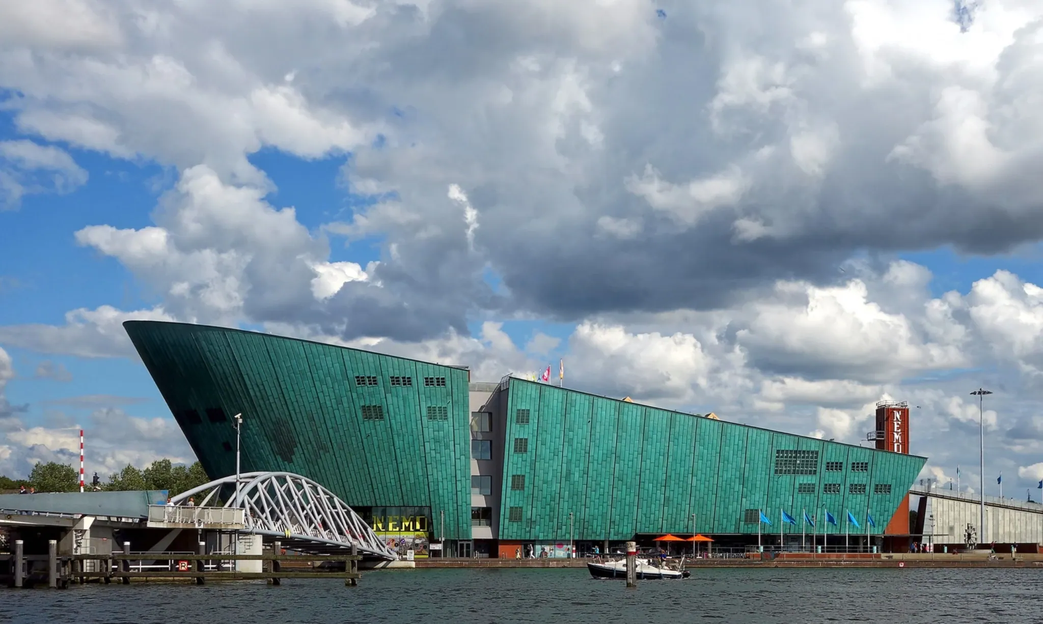 Het groene gebouw van NEMO Science Museum aan het Oosterdok